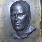 Покрытие графитом слепленного барельефа в пластилине