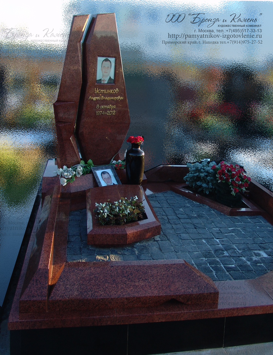 Памятник из Лизнековского гранита
